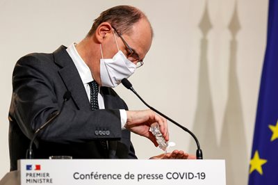 French Prime Minister Jean Castex disinfected his hands before a press conference announcing a tightening of the measures.  PHOTO: Reuters