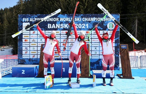 Трите австрийки се радват на триумфа си.