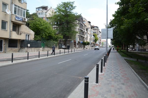 Положен бе и нов асфалт по някои квартални улици.
