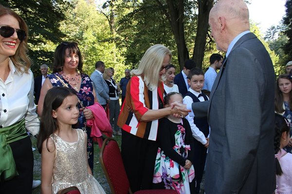 Ексшефката на групата на НДСВ в парламента и бивше лице на ВСС проф. Анелия Мингова поздравява царя.