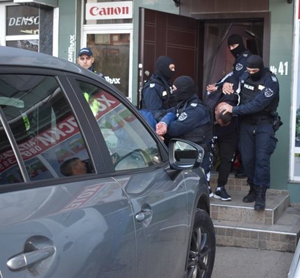 Арестуваха криминално проявени в хотелски апартамент в Търново