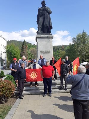 След откриването на клуба македонистите ще се съберат пред паметника на Гоце Делчев в Благоевград. Около него са насрочили протеста си и от ВМРО.