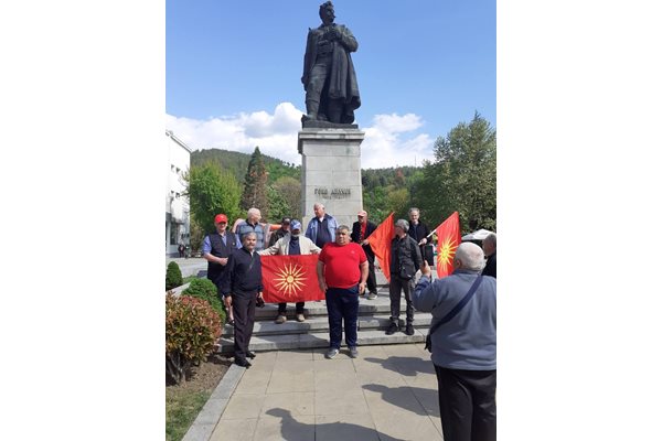 След откриването на клуба македонистите ще се съберат пред паметника на Гоце Делчев в Благоевград. Около него са насрочили протеста си и от ВМРО.