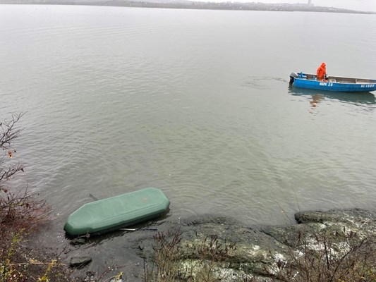 Екипите, търсещи изчезналите рибари в Мандренското езеро, тръгват по нова следа