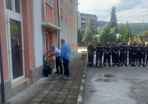 Близки и колеги почетоха паметта на загинал пожарникар в Белово СНИМКА: ОДМВР-Пазарджик