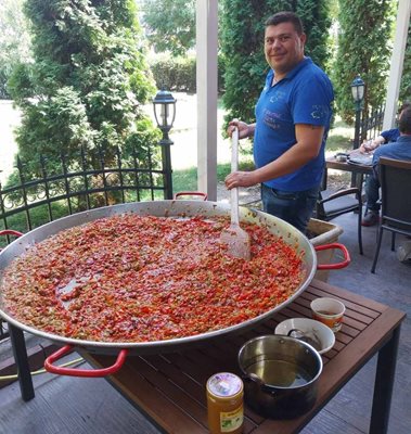 Вичо Лазаров от ресторант "Поркис" всяка седмица приготвя домашна лютеница с печени чушки и пюре от розов домат.