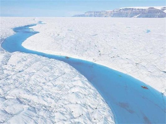 Aктивисти на “Грийнпийс” поставят радар на ледника Петерман край Гренландия през юли 2009 г. Гигантски айсберг с площ 260 квадратни километра се отцепи вчера от ледника и заплашва да тръгне на юг.
СНИМКА: РОЙТЕРС
