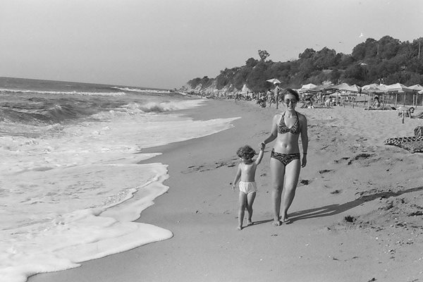 Кадър от Приморско, направен през далечната 1971 г. “На плаж с мама”, ни пише читателят Никола Станчев.