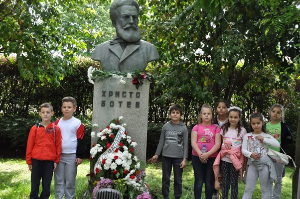 Деца поднесоха цветя на паметника на Ботев в Морската градина.