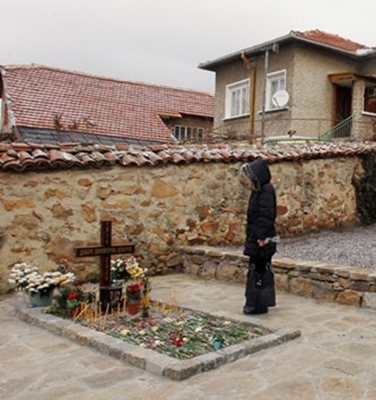 Дарина от Поморие се покланя пред гроба на светеца от Байлово