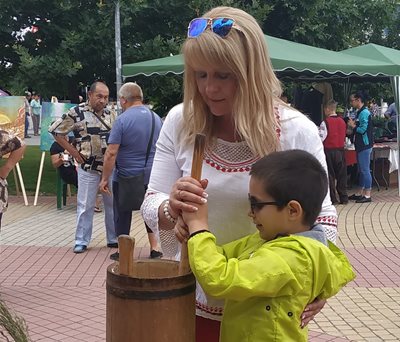 Сийка Суркова показва как се избива масло на ръка. 