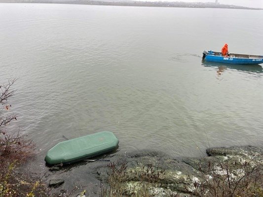 Откритата гумена лодка, с която двамата рибари са влезли в езерото, е без никакви пробойни