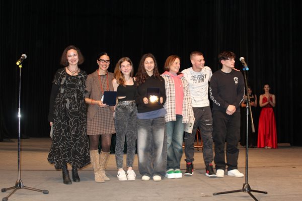 Йоана Буковска с част от наградените млади актьори

Снимка: Организатори