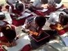Директор на училище задължава децата да пишат и с двете ръце (Видео)