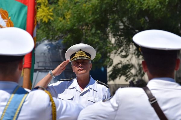 Вицеадмирал Митко Петев приема строя за последен път като командир на ВМС. Снимки Авторката