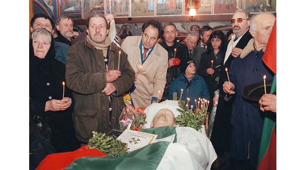 През 2000 г. Илия Минев умира в старческия дом в Пазарджик в мизерия и самота.