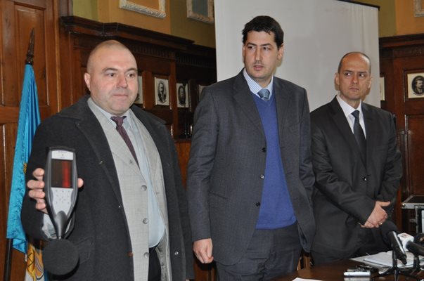 Бившият кмет на Пловдив Иван Тотев и тогавашният шеф на инспектората Владо Илиев (на преден план) се хвалят с шумомера, закупен през 2013 г.
