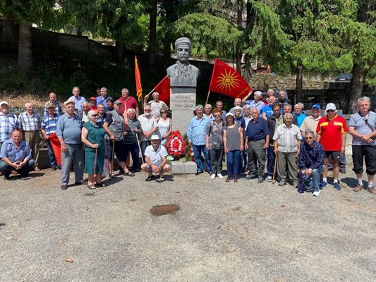 Македонисти пред паметника на Атанас Тешовски в с. Тешово. СНИМКА: ФЕЙСБУК