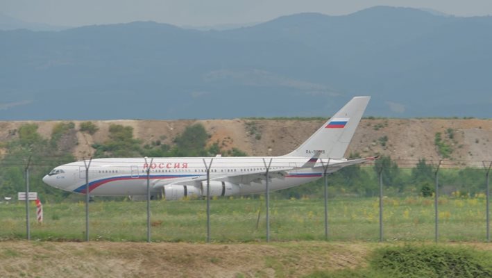 Кацнаха руските самолети, които ще отведат дипломатите (Снимки)