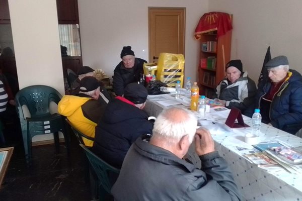 Македонисти празнуват рождението на Гоце Делчев в клуба си в Благоевград. СНИМКИ: ОМО "Илинден-Пирин"