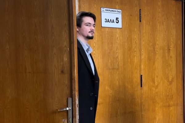 Павел Скръчков излиза от съдебната зала.