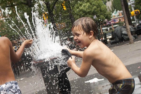 Деца в Ню Йорк се разхлаждат с вода, след като температурите в града стигнаха 40 градуса.
СНИМКА: РОЙТЕРС