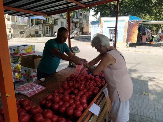 Жена купува домати, но за салата, а не за консерви.