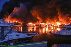 30 яхти за милиони изгоряха в Хърватия, пожарът още бушува (Обновена, снимки)