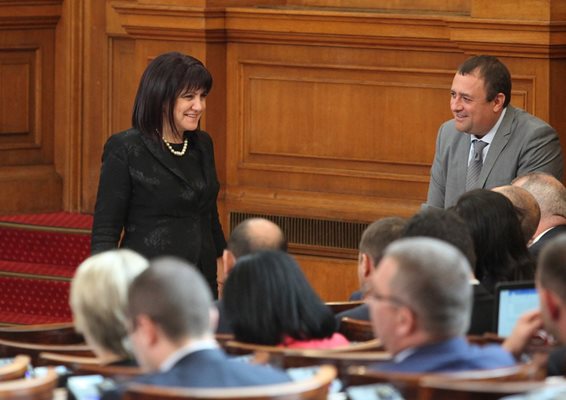 Парламентарната шефка Цвета Караянчева в разговор с депутатите от БСП.