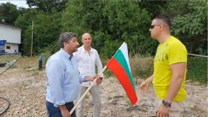 Служителите на НСО опитват да изгонят Христо Иванов от плажа. Стоп кадърът е от живо предаване на политика във фейсбук.

