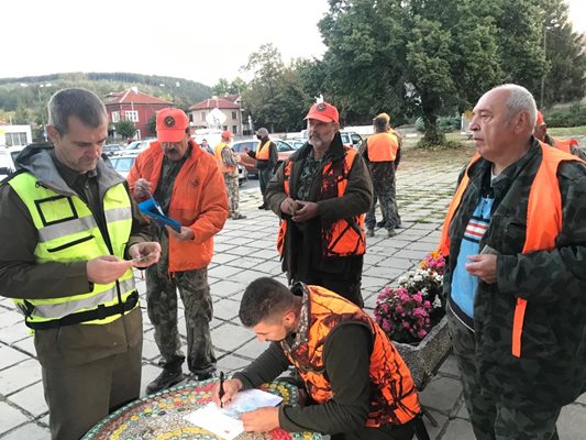 Преди да потеглят към ловното поле, авджиите получиха инструктаж за безопасност СНИМКИ: Девора Недялкова