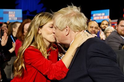 Кари целува страстно Борис на конференция на Консервативната партия в Манчестър през 2021 г. СНИМКА: РОЙТЕРС
