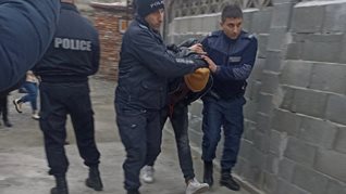 10 са задържаните в Бургас, разследват ги за кражби и наркотици