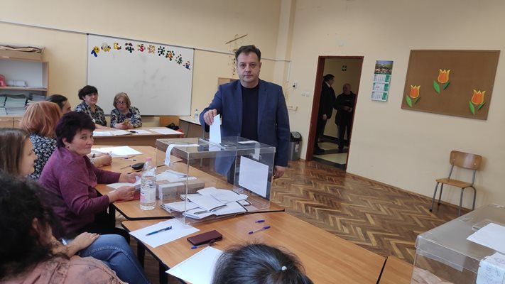 Кметът на Велико Търново Даниел Панов гласува в 73-та секция в кв. "Бузлуджа" СНИМКА: Авторът