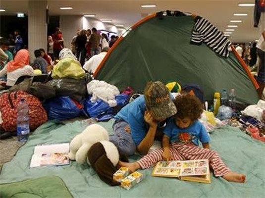 Имигранти са се приютили в станция на метрото срещу гарата в Будапеща.