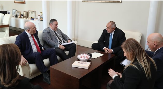 Премиерът Бойко Борисов разговаря с Илиян Терзиев и Симеон Пашов от Камарата на строителите.