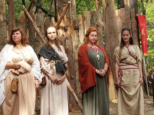 Български жени от Средновековието.