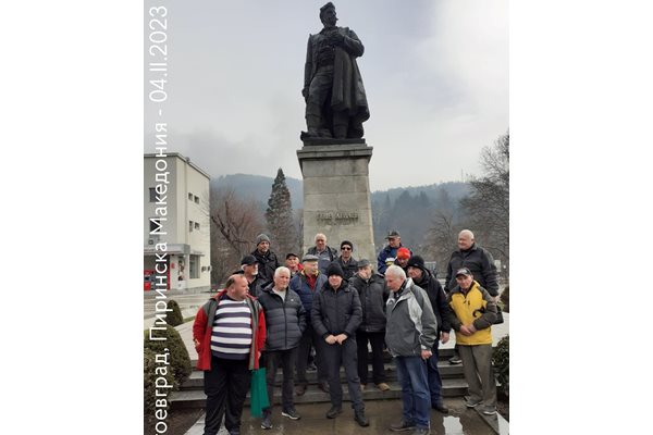 Македонисти пред паметника на Гоце Делчев в Благоевград. СНИМКИ: ОМО "Илинден-Пирин"