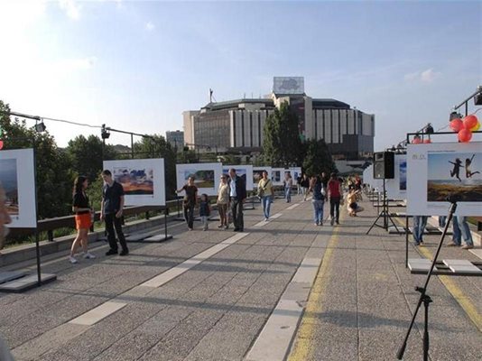 Фотоизложбата събра многобройна публика на моста при НДК.
СНИМКИ: ПИЕР ПЕТРОВ
