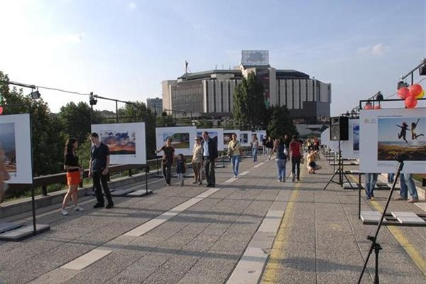 Фотоизложбата събра многобройна публика на моста при НДК.
СНИМКИ: ПИЕР ПЕТРОВ