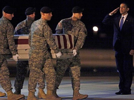 Обама отдава чест пред ковчезите със загинали в Афганистан американци.
СНИМКА: РОЙТЕРС
