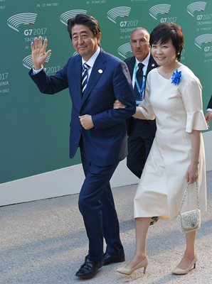 Японският премиер Шиндзо Абе със съпругата си Аки Абе