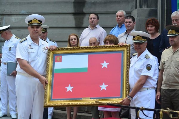 Вицеадмирал Митко Петев и новият командир на ВМС контраадмирал Кирил Михайлов.