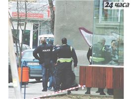 Момиче с вдигнати ръце излезе от банката в Сливен