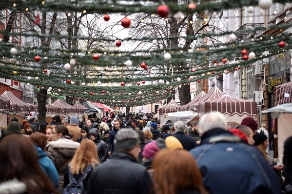Миналата година Коледният базар събра хиляди, сега ще е на Малката главна, ако няма забрана.