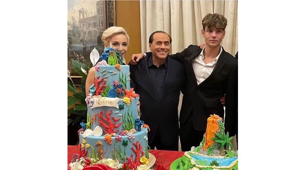 Силвио Берлускони с торта на 85-ия си рожден ден със сегашната си спътница в живота Марта Фашина и с внука си Силвио, роден в същия ден като дядо си преди 17 г.
СНИМКА: ИНСТАГРАМ
