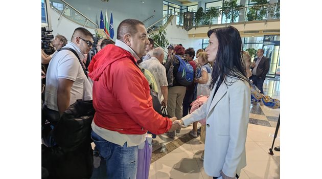 Мария Габриел посрещна на летището българите, евакуирани от Израел Снимка: Румяна Тонева