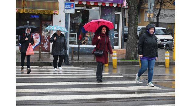 Топло, но дъждовно остава времето в края на тази седмица.