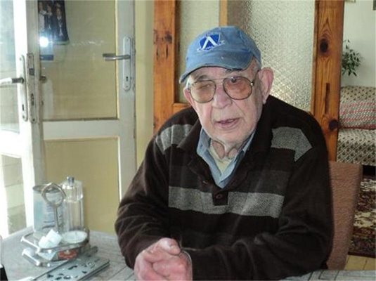 91-годишният Саид Мутишев чака над 20 г. да му бъде върната земята на баща му.
СНИМКА: АВТОРЪТ
