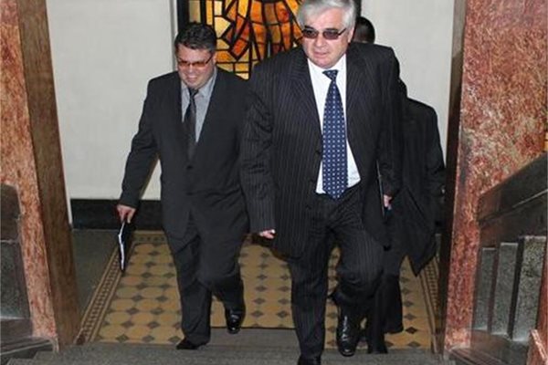 Димитър Стойков изкачва стъпалата на властта в първия си ден като кмет.
